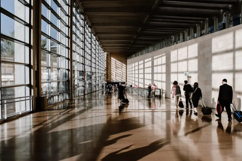 Nomadic Networking: Turning Airports into Business Hubs